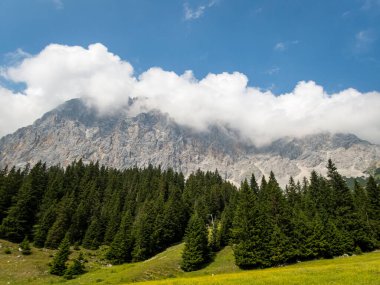 Tiroler Zugspitz Arena 'da Ehrwald yakınlarında yağmurlu bir yürüyüş.