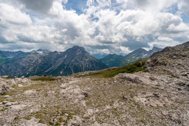 Lech, Warth, Bludenz yakınlarındaki Vorarlberg Avusturya 'daki Lechquellen Dağları' nda muhteşem bir yürüyüş.