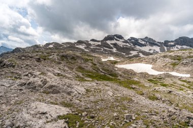 Lech, Warth, Bludenz yakınlarındaki Vorarlberg Avusturya 'daki Lechquellen Dağları' nda muhteşem bir yürüyüş.