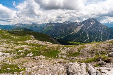 Lech, Warth, Bludenz yakınlarındaki Vorarlberg Avusturya 'daki Lechquellen Dağları' nda muhteşem bir yürüyüş.
