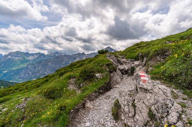 Lech, Warth, Bludenz yakınlarındaki Vorarlberg Avusturya 'daki Lechquellen Dağları' nda muhteşem bir yürüyüş.