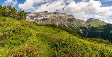 Lech, Warth, Bludenz yakınlarındaki Vorarlberg Avusturya 'daki Lechquellen Dağları' nda muhteşem bir yürüyüş.