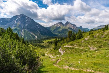 Lech, Warth, Bludenz yakınlarındaki Vorarlberg Avusturya 'daki Lechquellen Dağları' nda muhteşem bir yürüyüş.