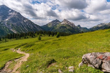 Lech, Warth, Bludenz yakınlarındaki Vorarlberg Avusturya 'daki Lechquellen Dağları' nda muhteşem bir yürüyüş.