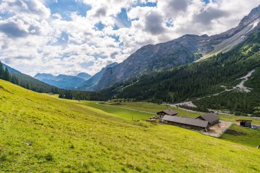 Lech, Warth, Bludenz yakınlarındaki Vorarlberg Avusturya 'daki Lechquellen Dağları' nda muhteşem bir yürüyüş.