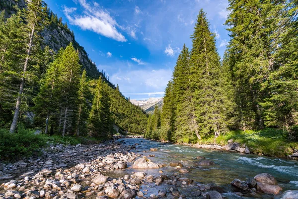 Lech, Warth, Bludenz yakınlarındaki Vorarlberg Avusturya 'daki Lechquellen Dağları' nda muhteşem bir yürüyüş.
