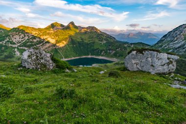 Lech, Warth, Bludenz yakınlarındaki Vorarlberg Avusturya 'daki Lechquellen Dağları' nda muhteşem bir yürüyüş.