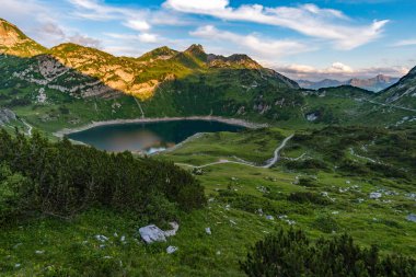Lech, Warth, Bludenz yakınlarındaki Vorarlberg Avusturya 'daki Lechquellen Dağları' nda muhteşem bir yürüyüş.