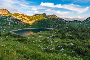 Lech, Warth, Bludenz yakınlarındaki Vorarlberg Avusturya 'daki Lechquellen Dağları' nda muhteşem bir yürüyüş.