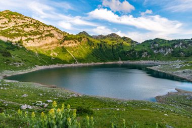 Lech, Warth, Bludenz yakınlarındaki Vorarlberg Avusturya 'daki Lechquellen Dağları' nda muhteşem bir yürüyüş.