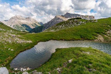 Lech, Warth, Bludenz yakınlarındaki Vorarlberg Avusturya 'daki Lechquellen Dağları' nda muhteşem bir yürüyüş.