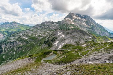 Lech, Warth, Bludenz yakınlarındaki Vorarlberg Avusturya 'daki Lechquellen Dağları' nda muhteşem bir yürüyüş.