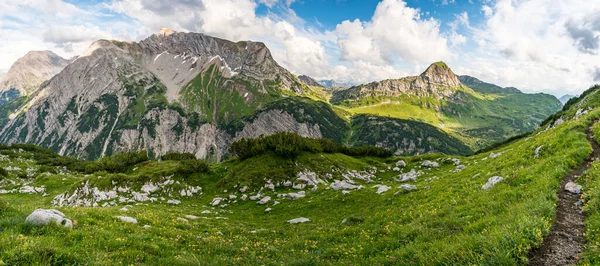 오스트리아의 보르아를 베르크 Borarlberg 보르그 Borarlberg 산맥의 Bludenz 근처에서 하이킹 — 스톡 사진