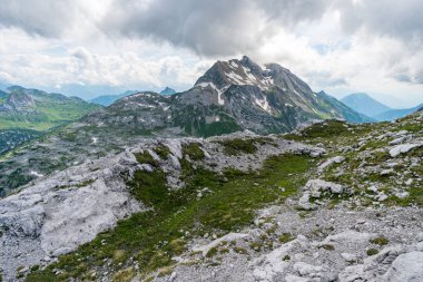 Lech, Warth, Bludenz yakınlarındaki Vorarlberg Avusturya 'daki Lechquellen Dağları' nda muhteşem bir yürüyüş.