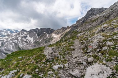 Lech, Warth, Bludenz yakınlarındaki Vorarlberg Avusturya 'daki Lechquellen Dağları' nda muhteşem bir yürüyüş.