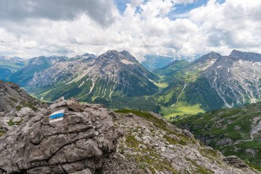 Lech, Warth, Bludenz yakınlarındaki Vorarlberg Avusturya 'daki Lechquellen Dağları' nda muhteşem bir yürüyüş.