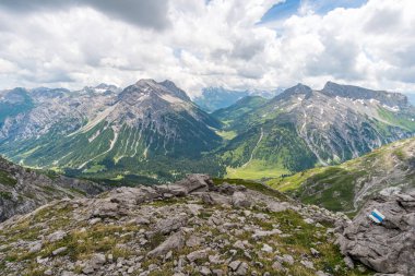 Lech, Warth, Bludenz yakınlarındaki Vorarlberg Avusturya 'daki Lechquellen Dağları' nda muhteşem bir yürüyüş.