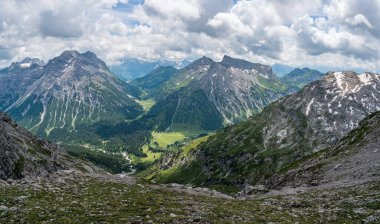 Lech, Warth, Bludenz yakınlarındaki Vorarlberg Avusturya 'daki Lechquellen Dağları' nda muhteşem bir yürüyüş.