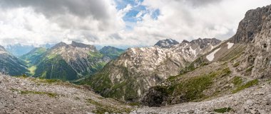 Lech, Warth, Bludenz yakınlarındaki Vorarlberg Avusturya 'daki Lechquellen Dağları' nda muhteşem bir yürüyüş.
