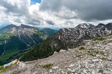 Lech, Warth, Bludenz yakınlarındaki Vorarlberg Avusturya 'daki Lechquellen Dağları' nda muhteşem bir yürüyüş.