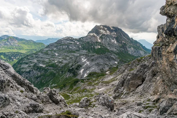 오스트리아의 보르아를 베르크 Borarlberg 보르그 Borarlberg 산맥의 Bludenz 근처에서 하이킹 — 스톡 사진
