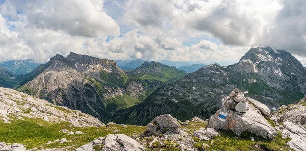 오스트리아의 보르아를 베르크 Borarlberg 보르그 Borarlberg 산맥의 Bludenz 근처에서 하이킹 — 스톡 사진