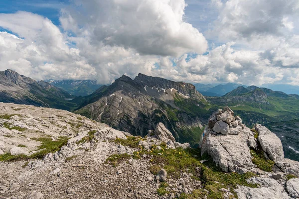 오스트리아의 보르아를 베르크 Borarlberg 보르그 Borarlberg 산맥의 Bludenz 근처에서 하이킹 — 스톡 사진