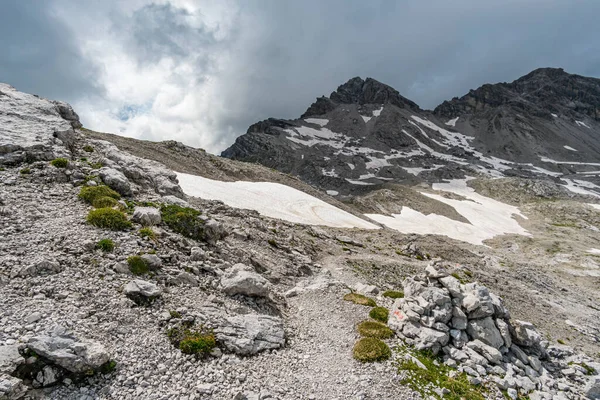 오스트리아의 보르아를 베르크 Borarlberg 보르그 Borarlberg 산맥의 Bludenz 근처에서 하이킹 — 스톡 사진