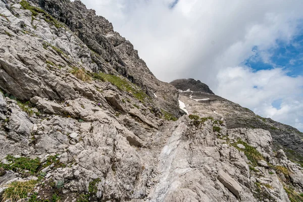 Lech, Warth, Bludenz yakınlarındaki Vorarlberg Avusturya 'daki Lechquellen Dağları' nda muhteşem bir yürüyüş.