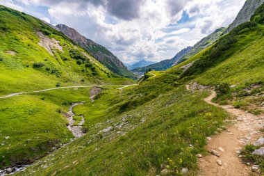 Lech, Warth, Bludenz yakınlarındaki Vorarlberg Avusturya 'daki Lechquellen Dağları' nda muhteşem bir yürüyüş.