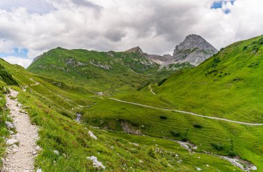 Lech, Warth, Bludenz yakınlarındaki Vorarlberg Avusturya 'daki Lechquellen Dağları' nda muhteşem bir yürüyüş.