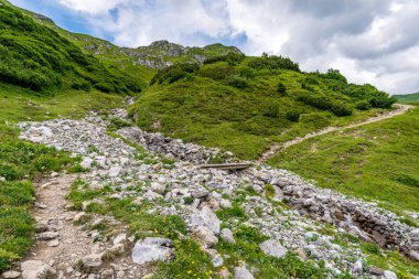 Lech, Warth, Bludenz yakınlarındaki Vorarlberg Avusturya 'daki Lechquellen Dağları' nda muhteşem bir yürüyüş.