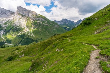 Lech, Warth, Bludenz yakınlarındaki Vorarlberg Avusturya 'daki Lechquellen Dağları' nda muhteşem bir yürüyüş.