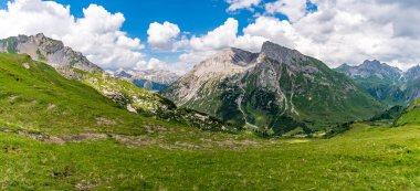 Lech, Warth, Bludenz yakınlarındaki Vorarlberg Avusturya 'daki Lechquellen Dağları' nda muhteşem bir yürüyüş.