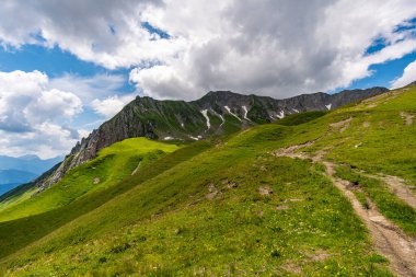 Lech, Warth, Bludenz yakınlarındaki Vorarlberg Avusturya 'daki Lechquellen Dağları' nda muhteşem bir yürüyüş.