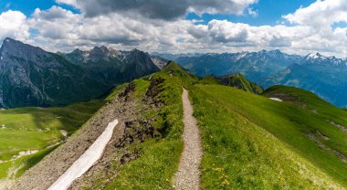 Lech, Warth, Bludenz yakınlarındaki Vorarlberg Avusturya 'daki Lechquellen Dağları' nda muhteşem bir yürüyüş.