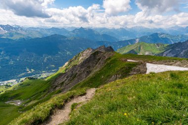 Lech, Warth, Bludenz yakınlarındaki Vorarlberg Avusturya 'daki Lechquellen Dağları' nda muhteşem bir yürüyüş.