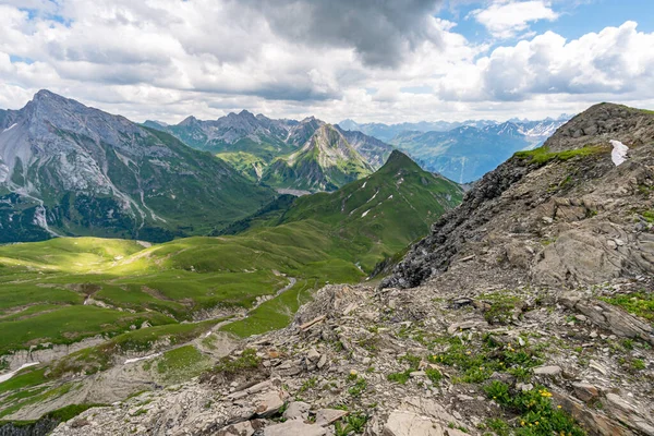 Lech, Warth, Bludenz yakınlarındaki Vorarlberg Avusturya 'daki Lechquellen Dağları' nda muhteşem bir yürüyüş.