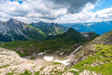 Lech, Warth, Bludenz yakınlarındaki Vorarlberg Avusturya 'daki Lechquellen Dağları' nda muhteşem bir yürüyüş.