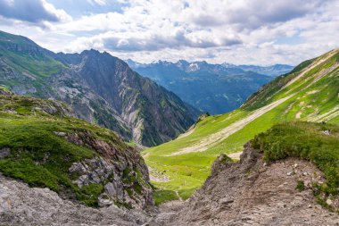 Lech, Warth, Bludenz yakınlarındaki Vorarlberg Avusturya 'daki Lechquellen Dağları' nda muhteşem bir yürüyüş.