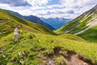 Lech, Warth, Bludenz yakınlarındaki Vorarlberg Avusturya 'daki Lechquellen Dağları' nda muhteşem bir yürüyüş.