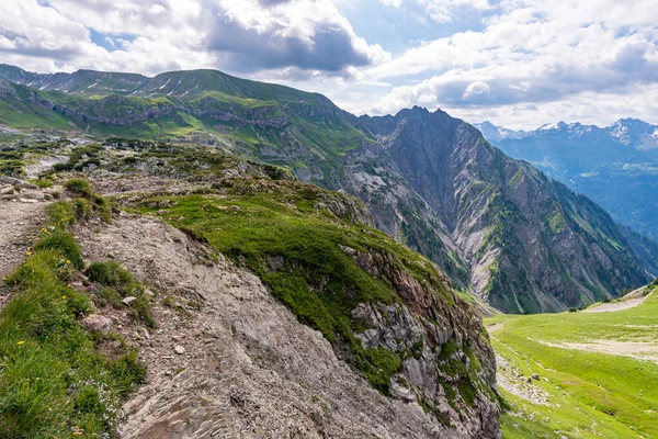 오스트리아의 보르아를 베르크 Borarlberg 보르그 Borarlberg 산맥의 Bludenz 근처에서 하이킹 — 스톡 사진