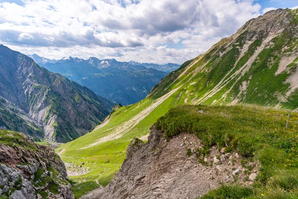 오스트리아의 보르아를 베르크 Borarlberg 보르그 Borarlberg 산맥의 Bludenz 근처에서 하이킹 — 스톡 사진