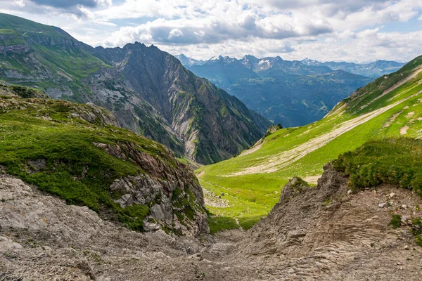 오스트리아의 보르아를 베르크 Borarlberg 보르그 Borarlberg 산맥의 Bludenz 근처에서 하이킹 — 스톡 사진