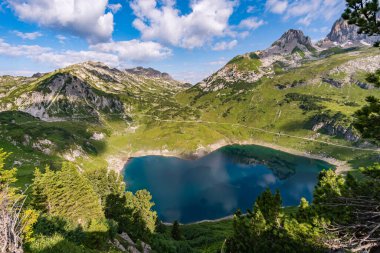 Lech, Warth, Bludenz yakınlarındaki Vorarlberg Avusturya 'daki Lechquellen Dağları' nda muhteşem bir yürüyüş.