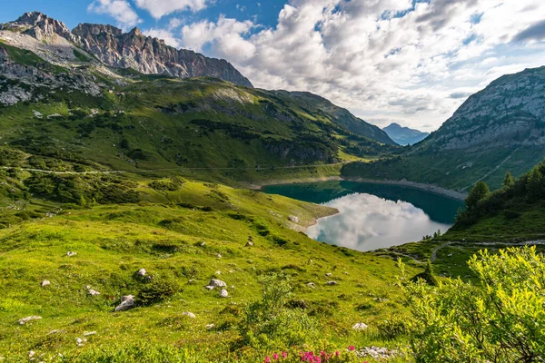 Lech, Warth, Bludenz yakınlarındaki Vorarlberg Avusturya 'daki Lechquellen Dağları' nda muhteşem bir yürüyüş.