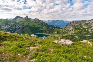 Lech, Warth, Bludenz yakınlarındaki Vorarlberg Avusturya 'daki Lechquellen Dağları' nda muhteşem bir yürüyüş.