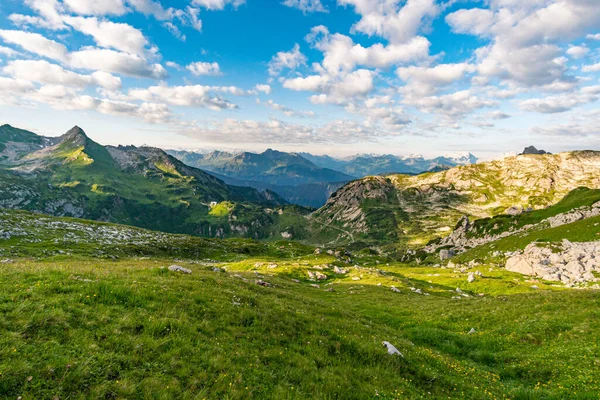 오스트리아의 보르아를 베르크 Borarlberg 보르그 Borarlberg 산맥의 Bludenz 근처에서 하이킹 — 스톡 사진