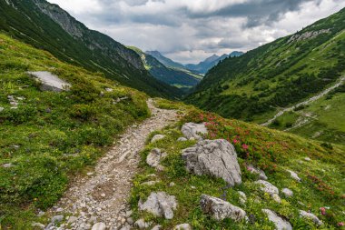 Lech, Warth, Bludenz yakınlarındaki Vorarlberg Avusturya 'daki Lechquellen Dağları' nda muhteşem bir yürüyüş.