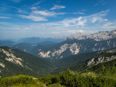 Garmisch Partenkirchen yakınlarındaki Wetterstein Dağları 'ndaki Ferrata üzerinden Alpspitze' ye tırmanmak